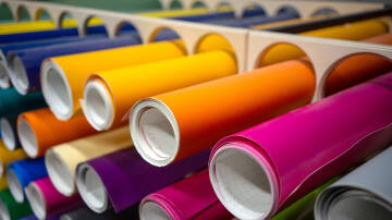 Kolorowe papiery w rolkach Rolki kolorowego papieru w magazynie.